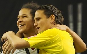 Celia Sasic und Nadine Angerer feiern den Einzug ins Halbfinale der WM gegen Frankreich - Foto: Uta Zorn