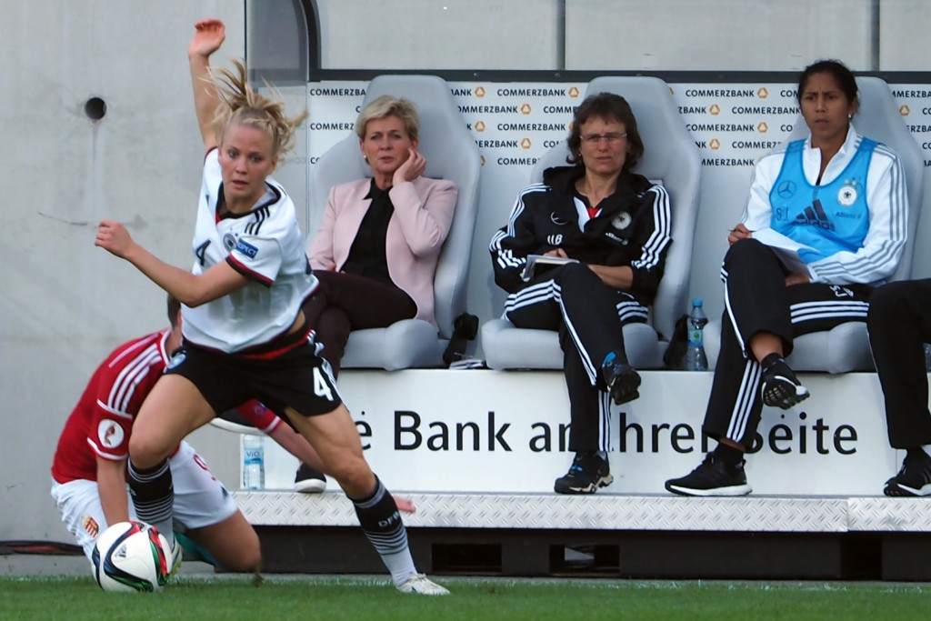 Zu dritt auf der Trainerinnenbank: Silvia Neid, Ulrike Ballweg und Steffi Jones beobachten Leonie Maier im Spiel gegen Ungarn - Foto: Uta Zorn